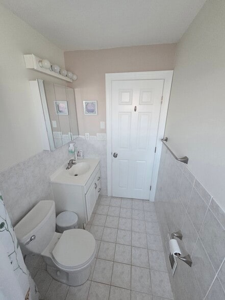 Building Photo - 223 Ray St