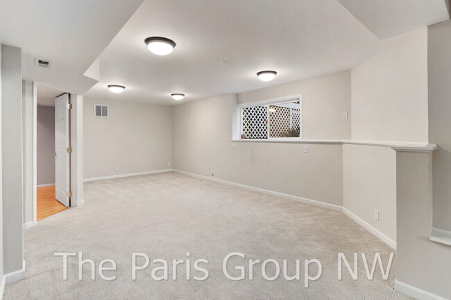 Building Photo - Extraordinary 3463sf Newcastle Home * Amazing Outdoor Spaces * A/C