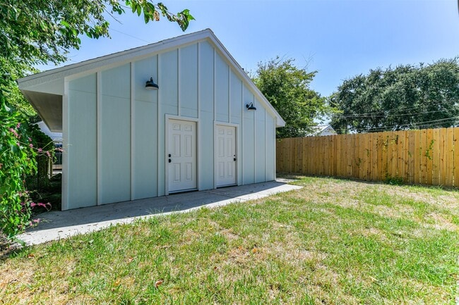 Building Photo - 3007 Avenue Q
