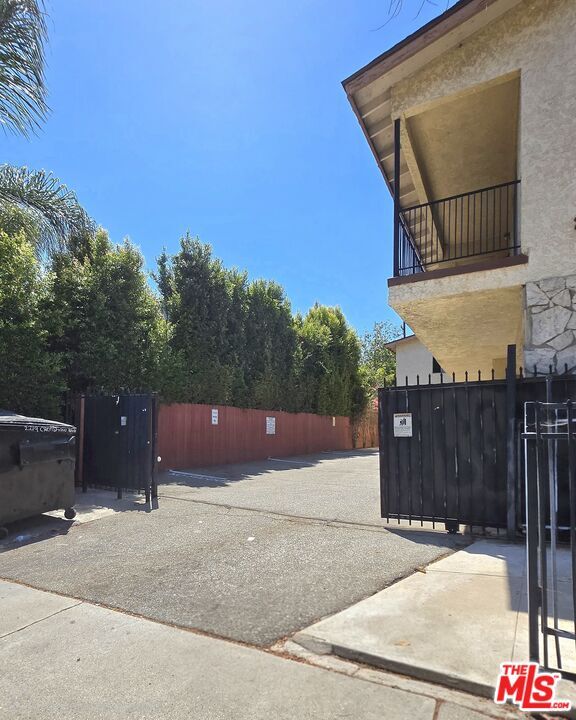 Building Photo - 2219 S Crenshaw Blvd