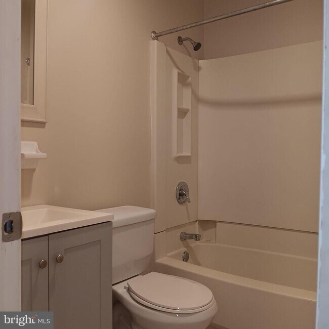 Building Photo - 1732 W Diamond St