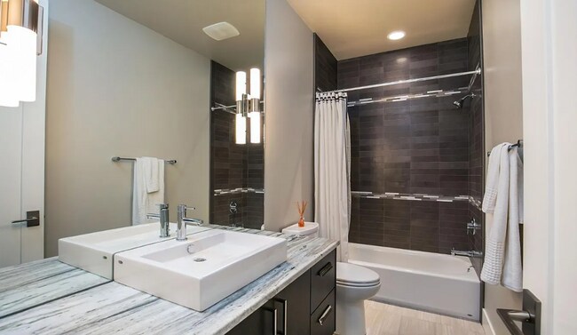 Building Photo - Beautiful and Spacious 3 Bed/2.5 Bath Home on 0.46 Acre Lot in SE Bend