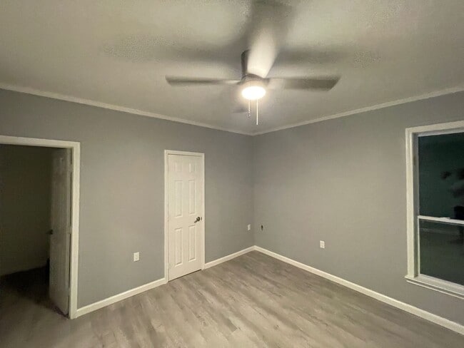 Building Photo - 3 bedrooms 2 baths - Only $1500 Per Month