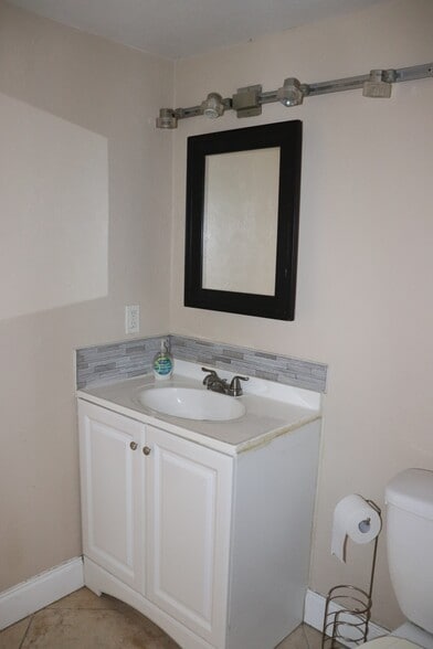 Building Photo - 4923 Vincennes Ct