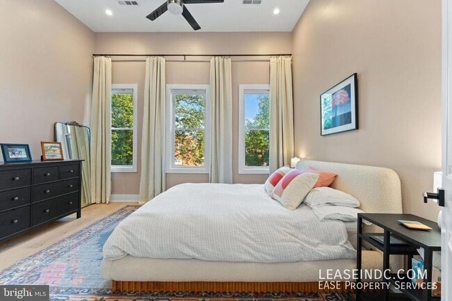 Building Photo - 121 15th St SE