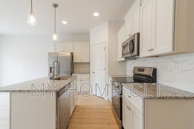 Building Photo - 2719 Capitol Dr