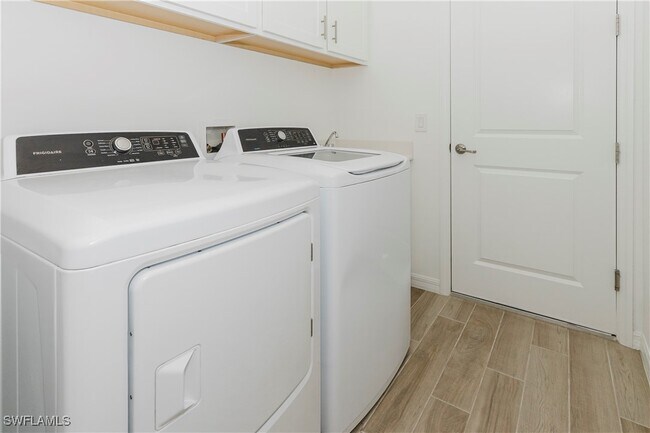 Building Photo - 5947 Sunningdale St