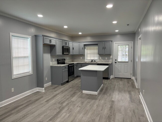 Building Photo - Fully renovated 3 bedroom 2 bathroom house!   Lawn Care Included