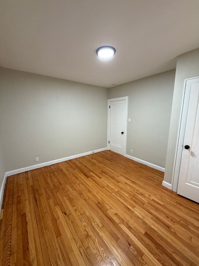 Building Photo - 5041 Lindenwood Ave