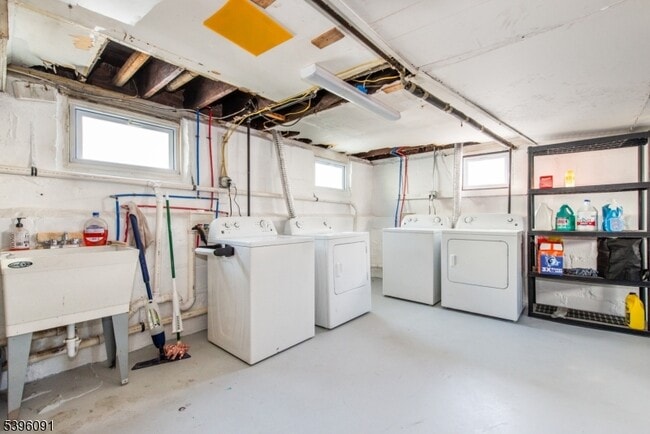 Building Photo - 11 Lewis St