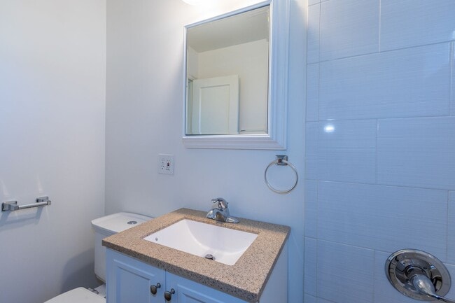 Building Photo - Beautiful Brookside duplex unit - NO PETS