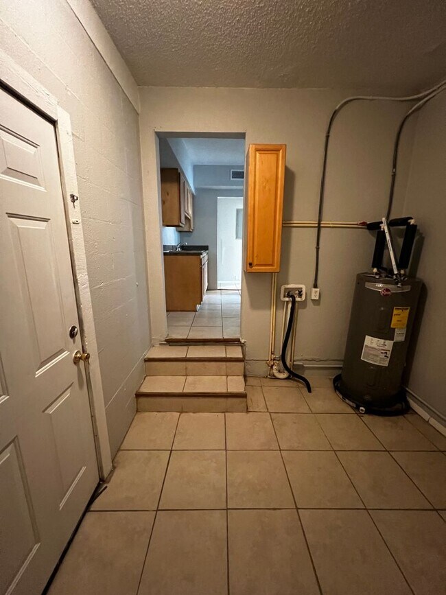 Building Photo - Spacious, updated 3/1 with bonus room and large utility room