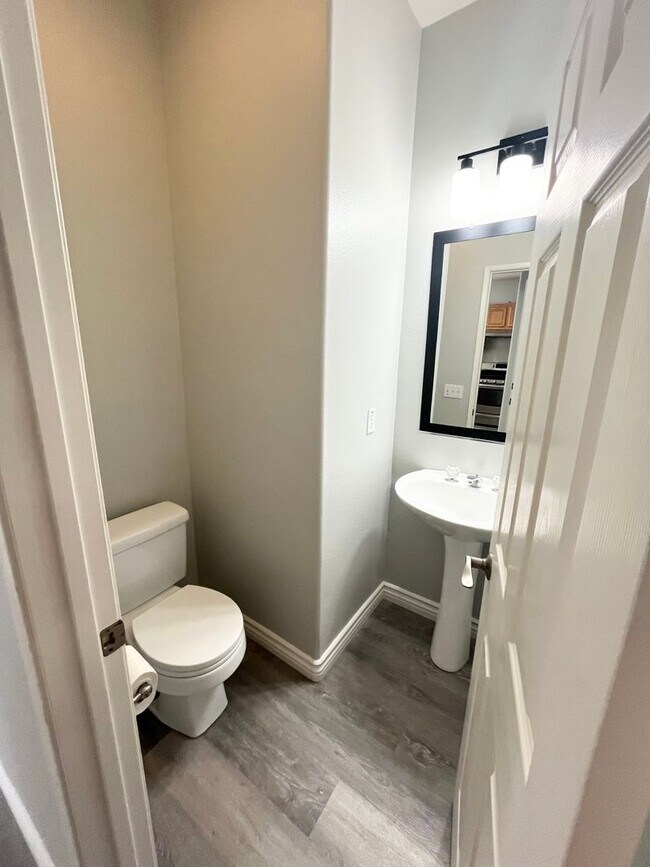 Building Photo - Beautiful 3 bedroom 2.5 bathroom home is M...
