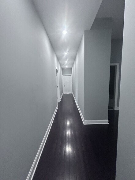 Hallway leading to balcony - 13 Chester St