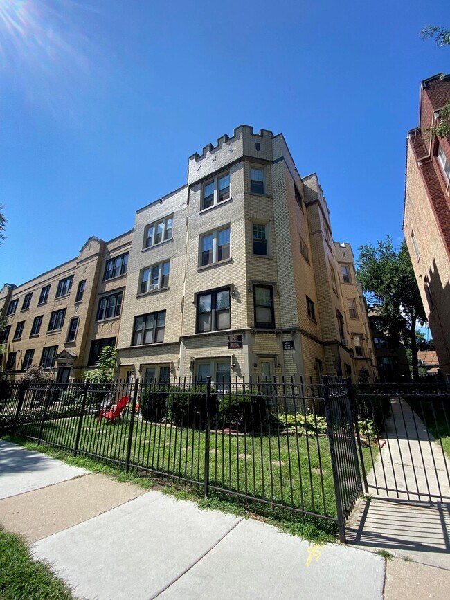 Building Photo - 5044 N Wolcott Ave