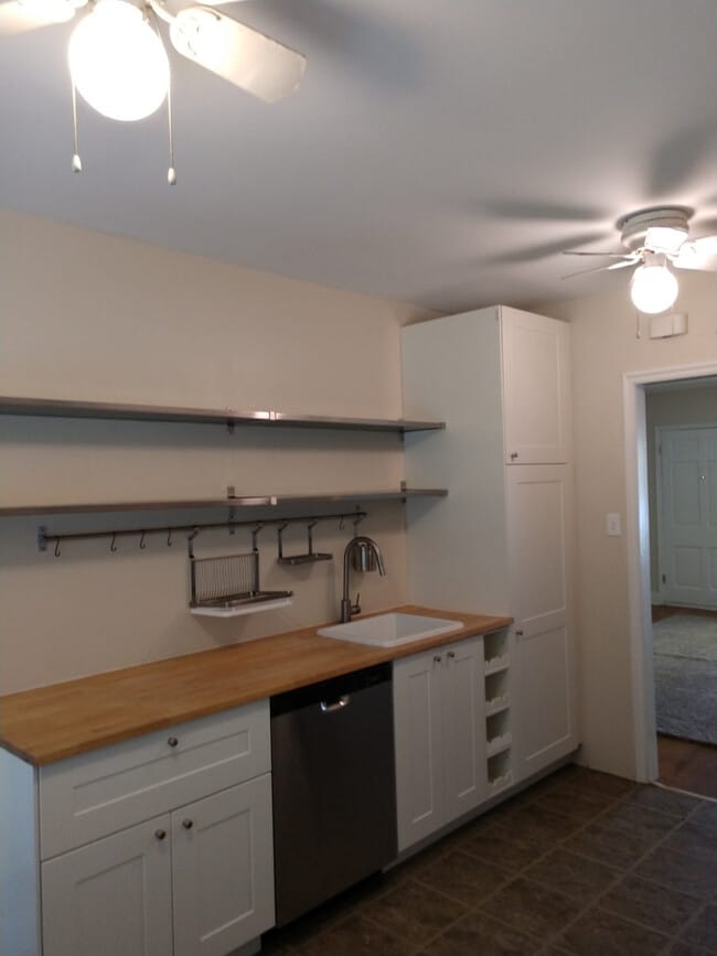 Building Photo - Ciri600 (Duplex) ***