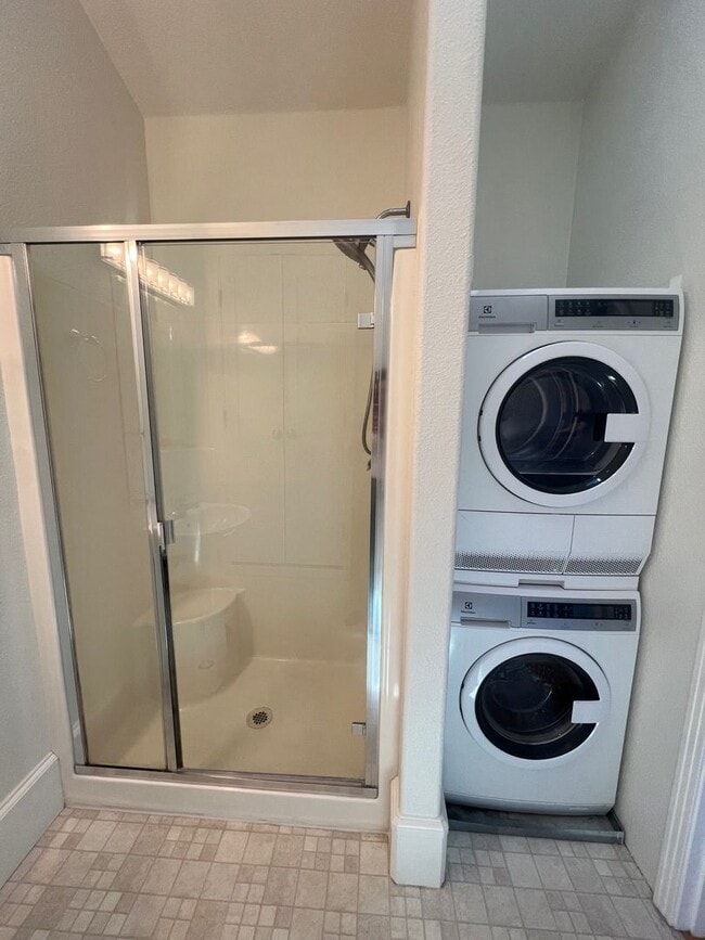 Building Photo - 2 Bedroom 2 bath Downtown Unit with $500 O...