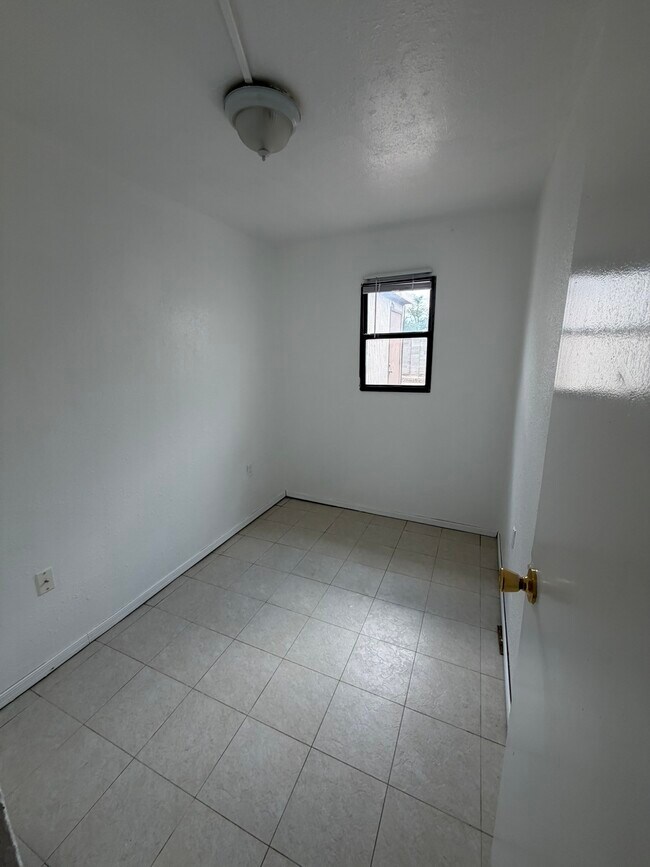 Building Photo - 2842 Solano Dr NE