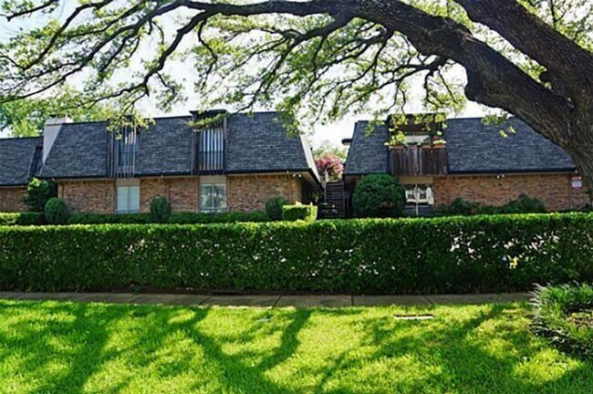 Building Photo - Modern 2 Bedroom, 2 Bathroom Condo in the Heart of Vibrant Oaklawn!