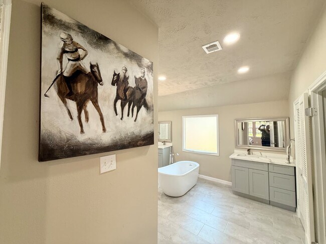 Building Photo - 1711 Surrey Ct