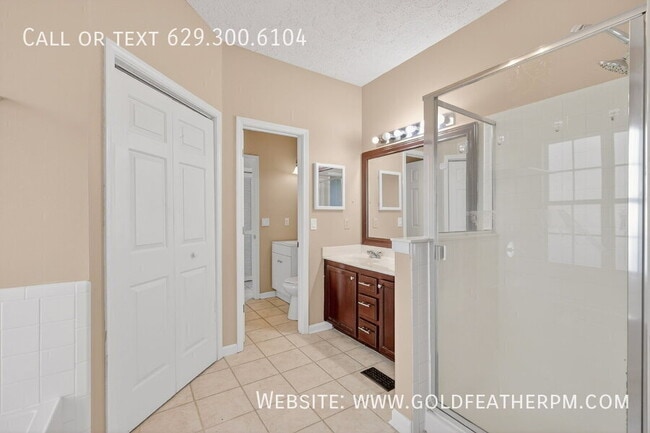 Building Photo - 905 Split Oak Dr