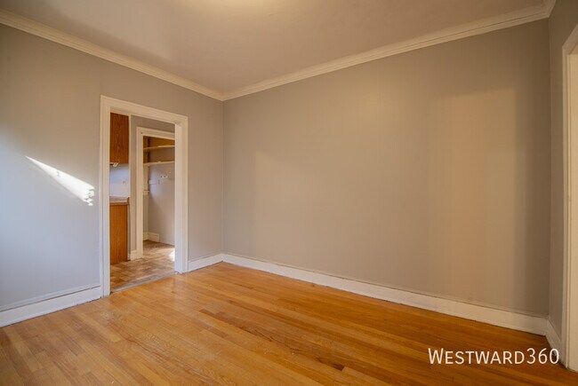 Building Photo - 6055 N Hermitage Ave