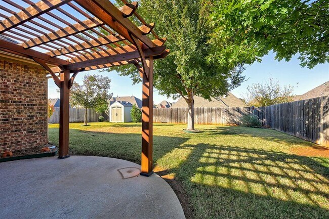 Building Photo - 2101 Kendal Ct