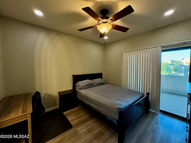 Building Photo - 2550 E River Rd