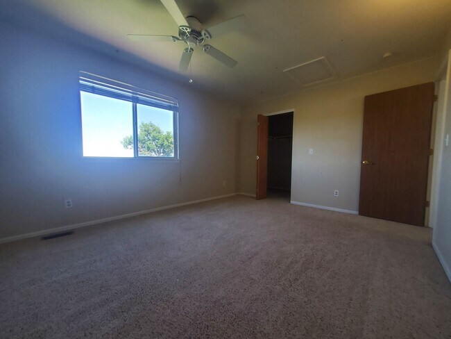 Building Photo - 3 Bedroom Home w Extra Room and 2 Car Garage in Stratford Lakes!