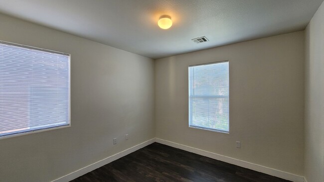 Building Photo - 9444 Grandview Spring Ave