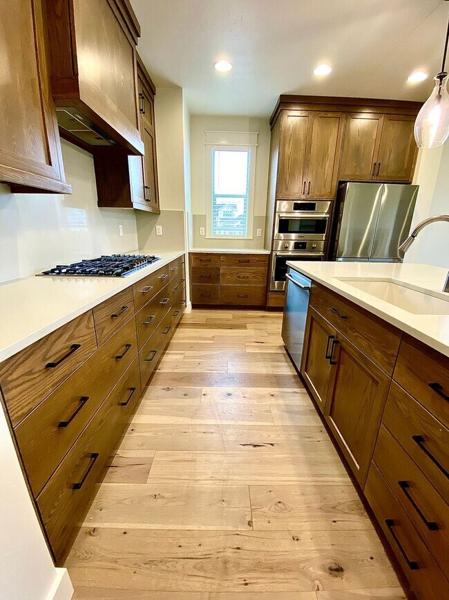 Building Photo - Beautiful Custom 6 Bedroom (2 Primary Bedr...