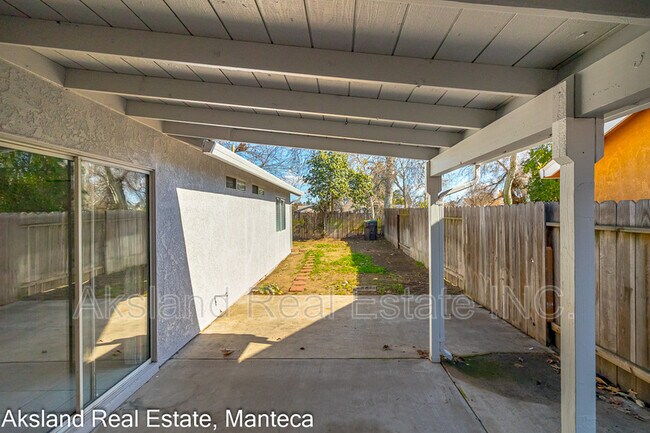 Building Photo - 15046 Cambridge Dr