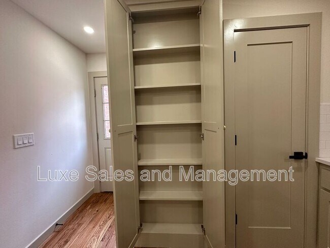 Building Photo - 911 NE 16th St