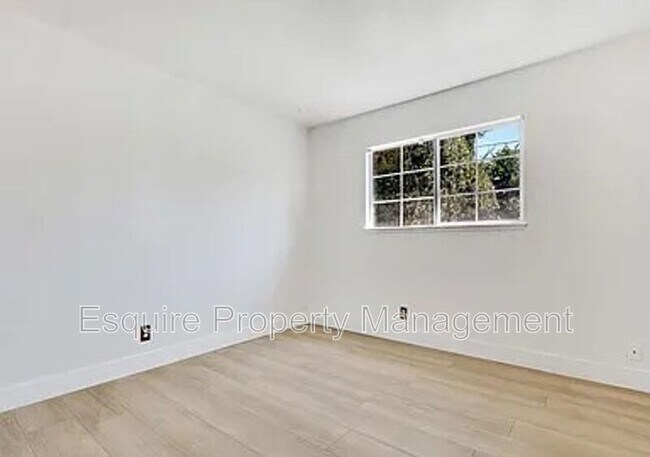 Building Photo - 906 Granby Ave