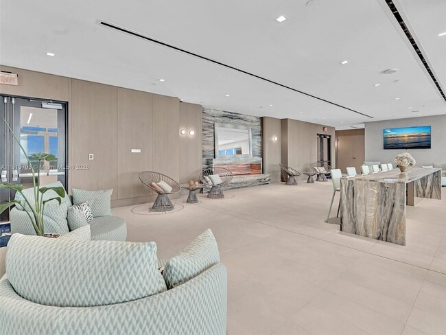 Building Photo - 700 NE 26th Terrace