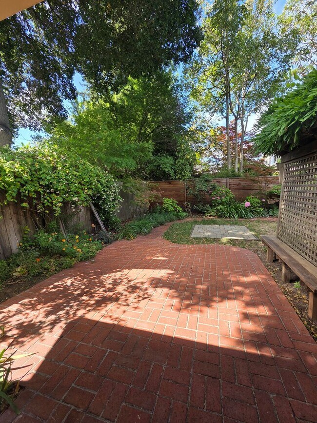 Building Photo - West Side Petaluma Garden Gem - 1 bed 1 bath