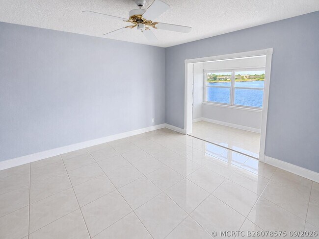 Building Photo - 1114 Lake Terrace