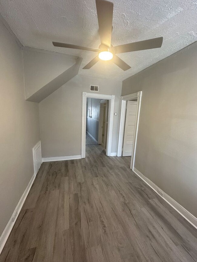 Building Photo - 22 S Plum St