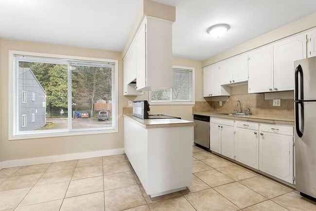 Building Photo - Cozy up in front of a fireplace in this beautiful 2bedroom!!!