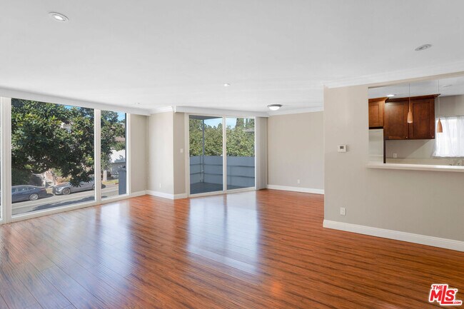 Building Photo - 248 S Doheny Dr