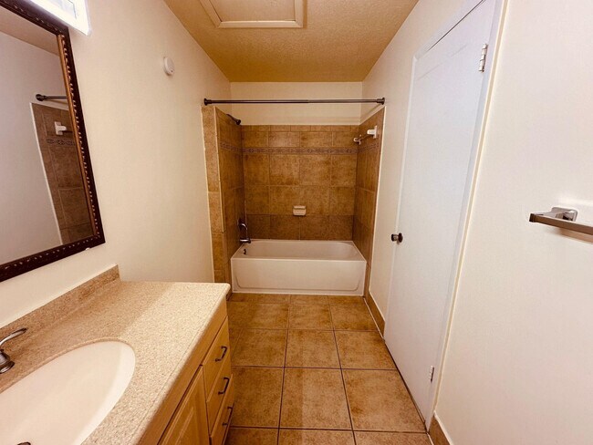 Building Photo - 1810 My Pl Ln