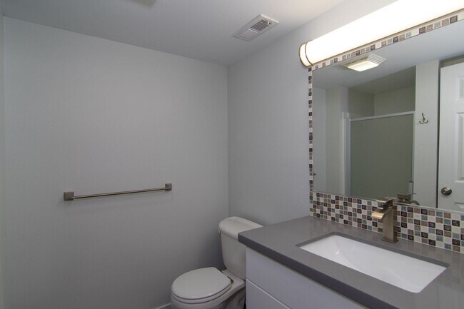 Building Photo - 3 Bed 2 Bath fully updated home adjacent to park & shopping