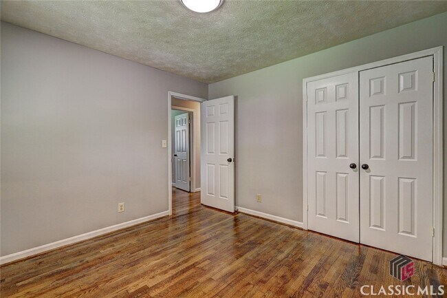 Building Photo - 215 Hubbard St
