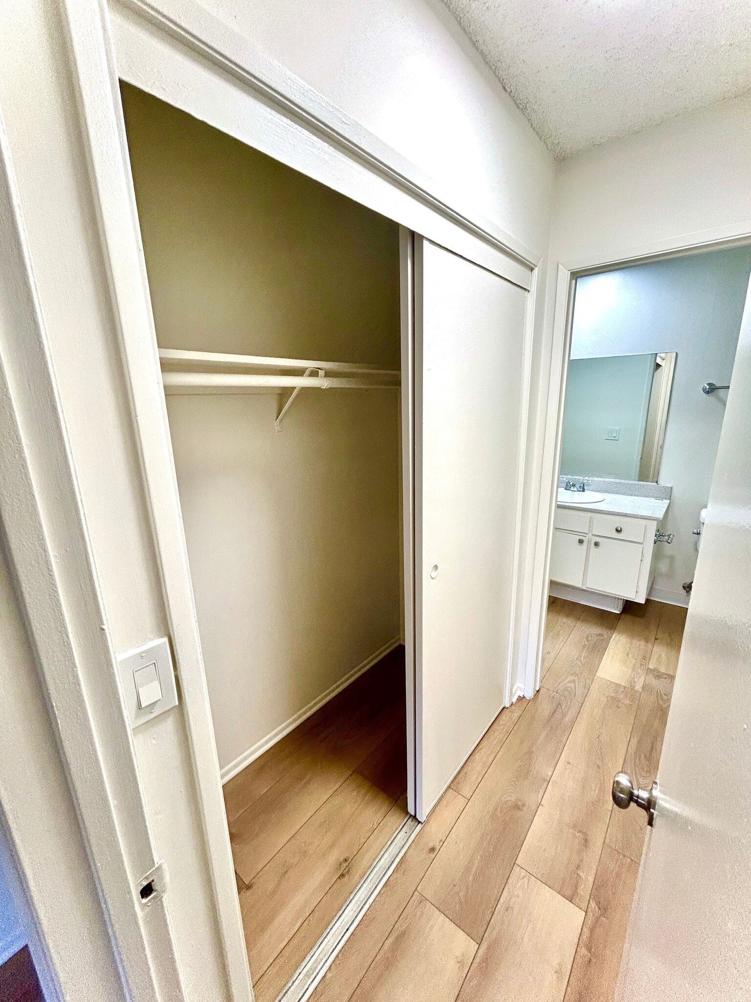 Building Photo - 14033 Burbank Blvd