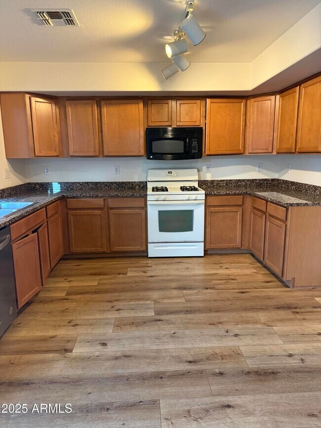 Building Photo - 2528 W Straight Arrow Ln