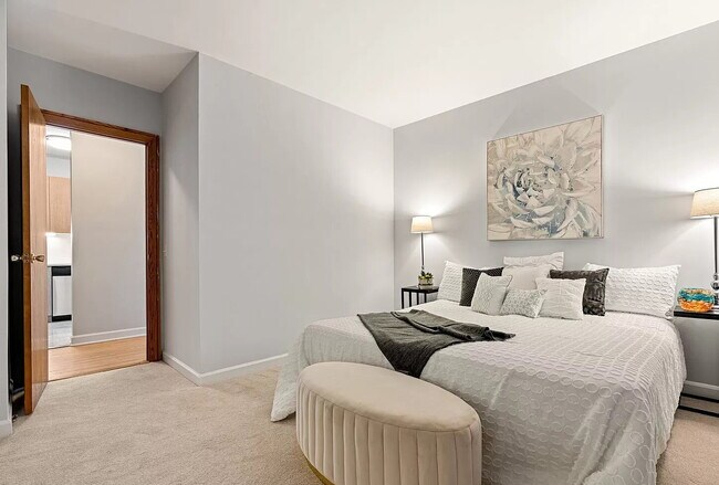 Building Photo - Chic 1-Bed Condo with Hardwood Floors in Prime Chicago Location!