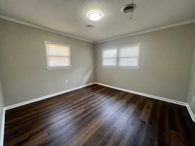 Building Photo - Three bedroom, 1 bath house in Burlington