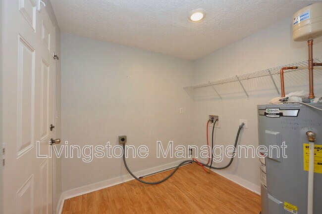 Building Photo - 501 Small St