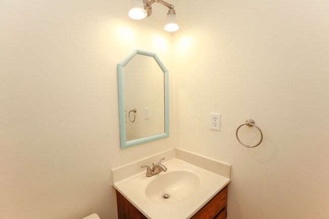 Building Photo - Spacious 4BR Home with a Fenced Yard & Jetted Tub