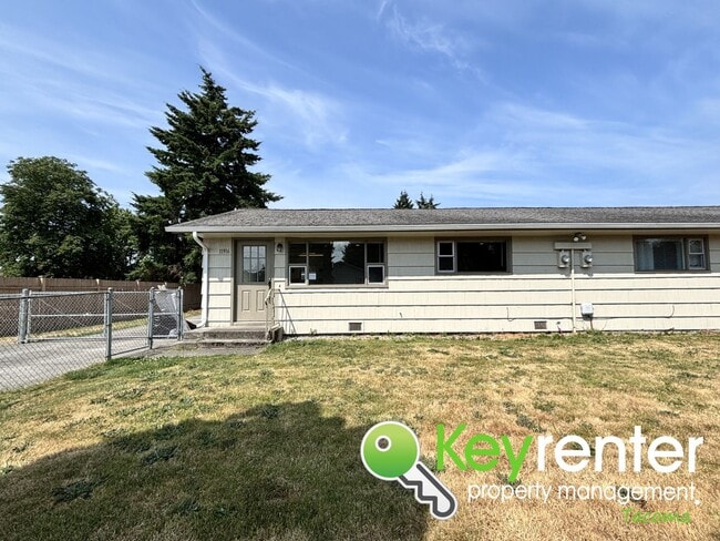 Primary Photo - 11914-11916 Alaska St S